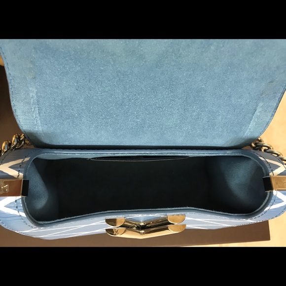 Louis Vuitton limited edition twist bag . - Picture 6 of 8